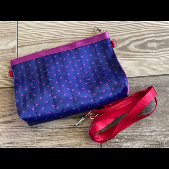 🍄SOLD FB🍄Harveys Seatbelt Bow Clutch Merry Bright - Picture 7 of 7